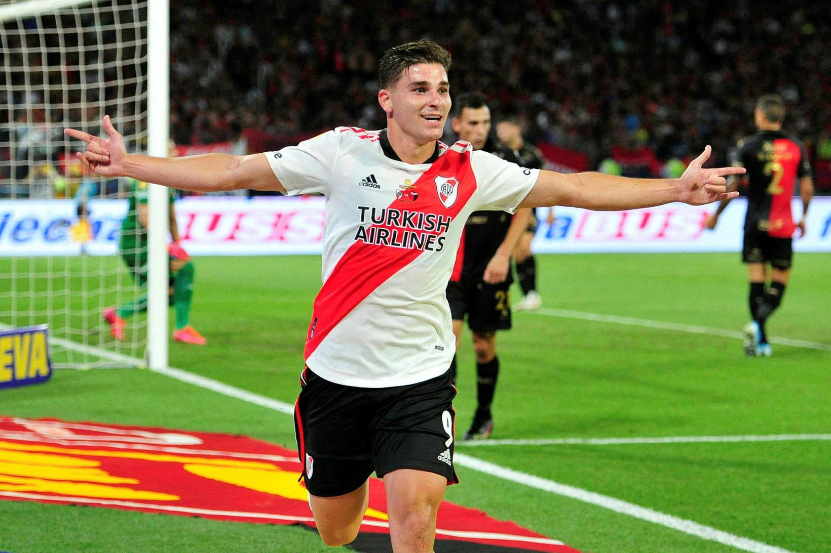 Julián Álvarez fagnar marki fyrir River Plate.