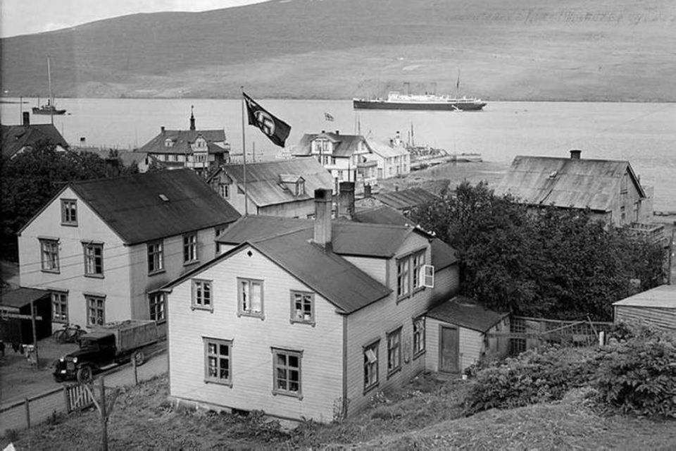 Nasistafáninn við hún á húsi Sigurðar Hlíðar ræðismanns Þjóðverja, Lækjargötu 3, árið 1938 eða 1939.