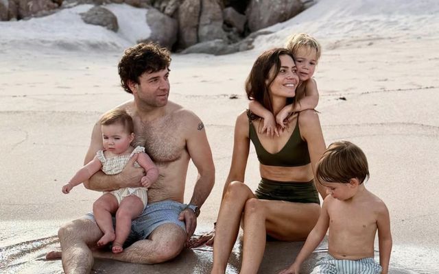 Mandy Moore ásamt eiginmanni sínum og börnum.