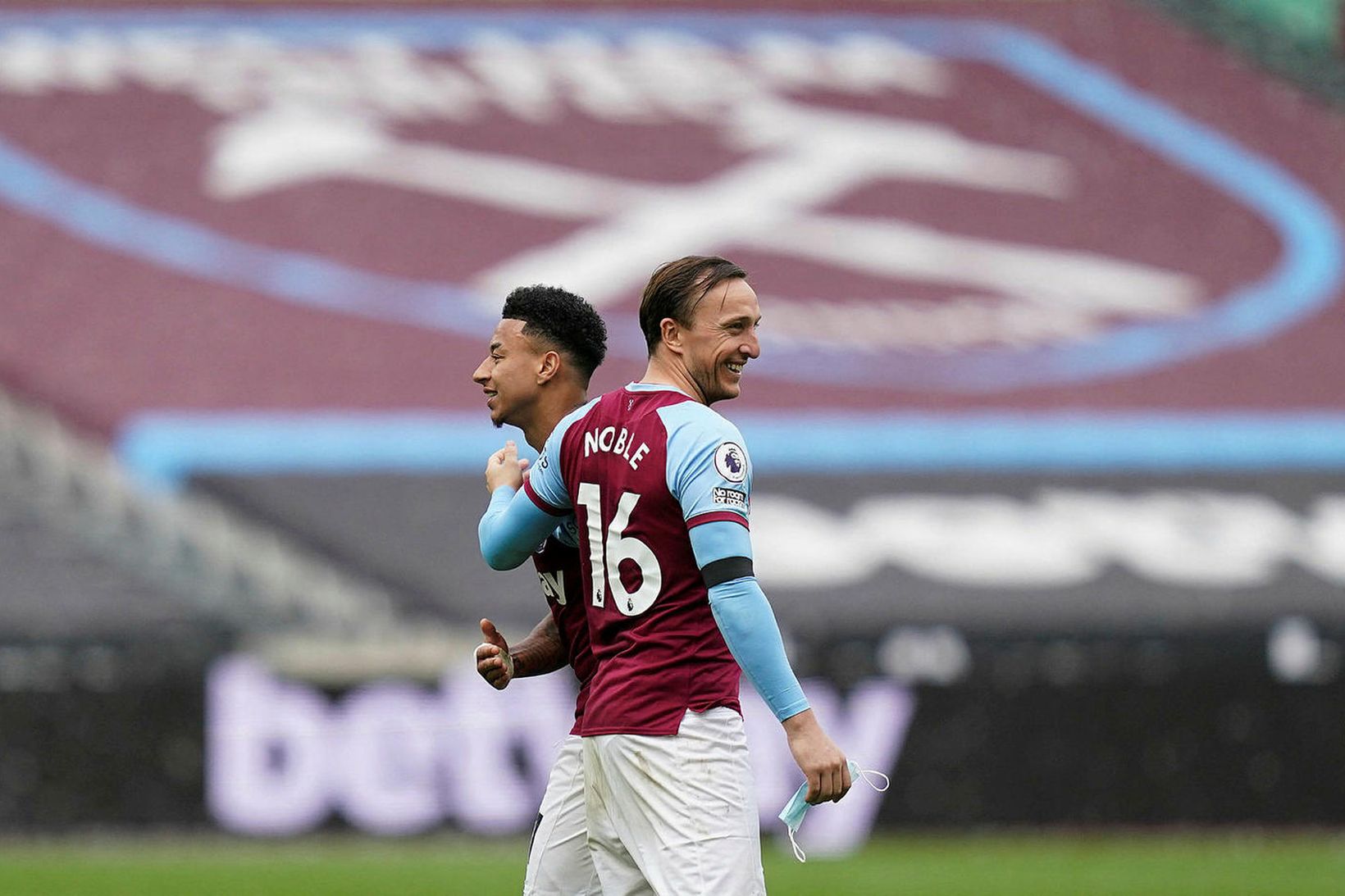 Jesse Lingard og Mark Noble ánægðir eftir sigurinn á Leicester …