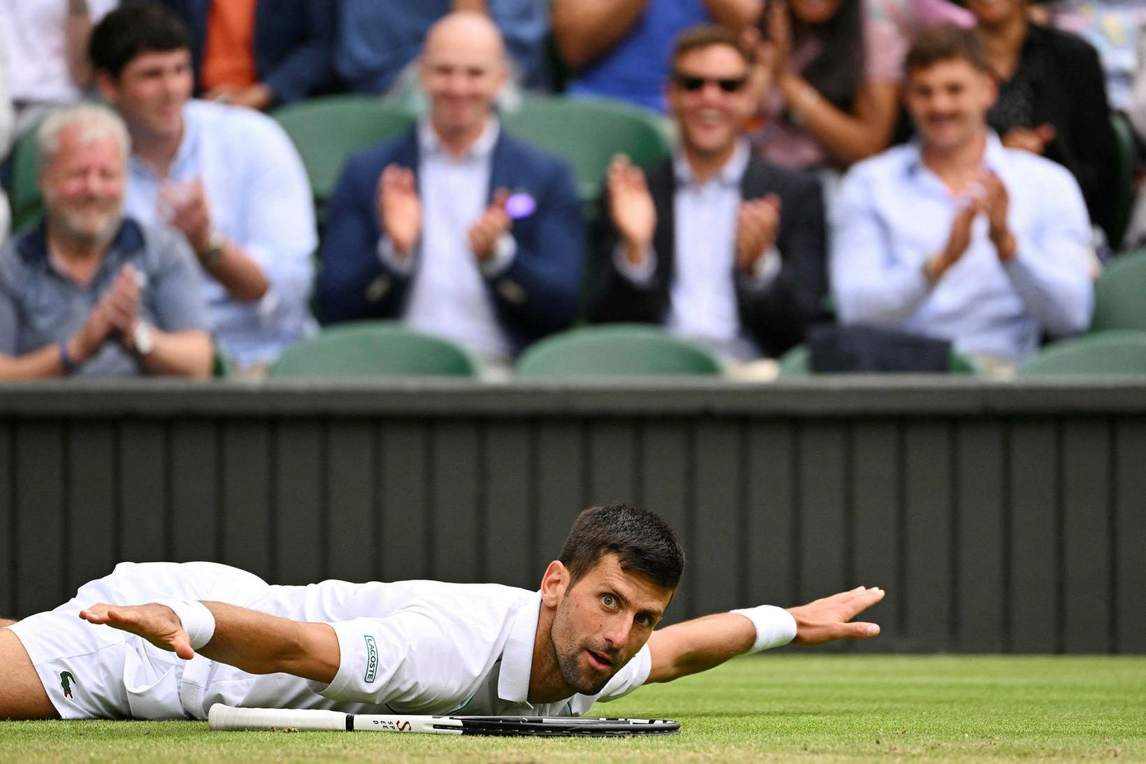 Novak Djokovic fagnar á óvenjulegan hátt eftir sigurinn í dag.
