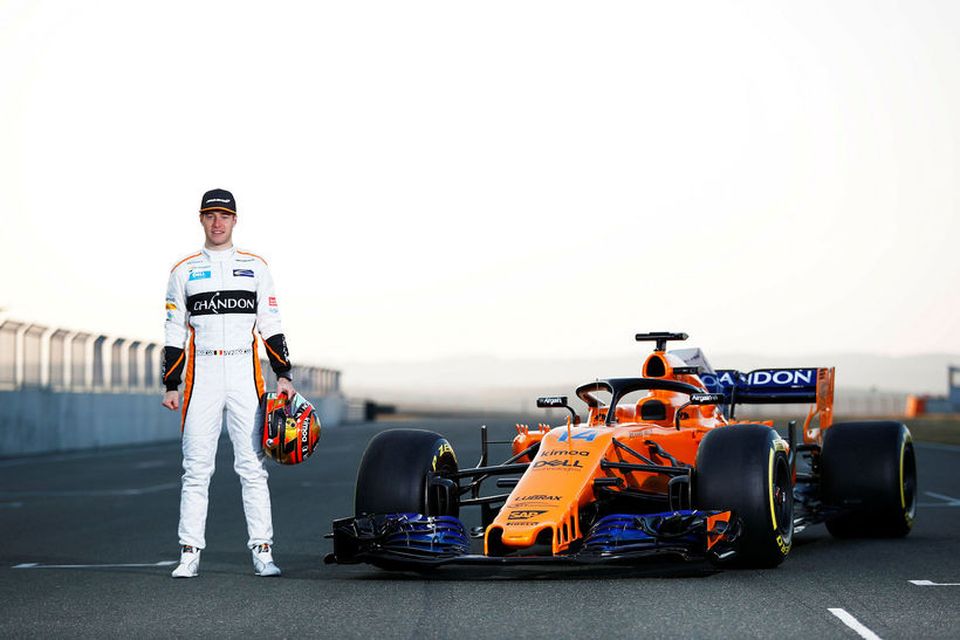Stoffel Vandoorne við 2018-bíl McLaren.
