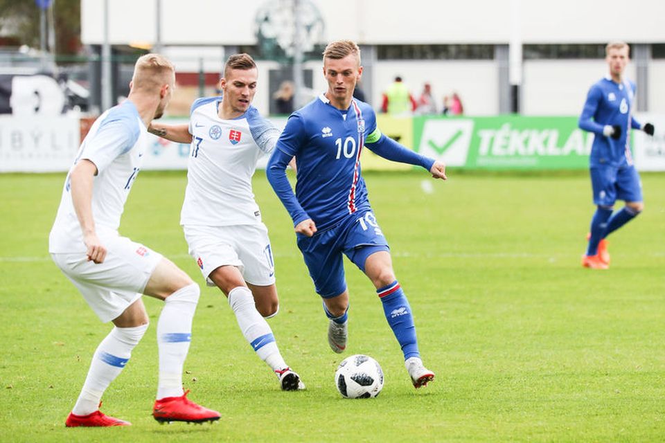 Albert Guðmundson fyrirliði íslenska U21 árs landsliðsins í baráttu við tvo leikmenn Slóvaka á Alvogen-vellinum …