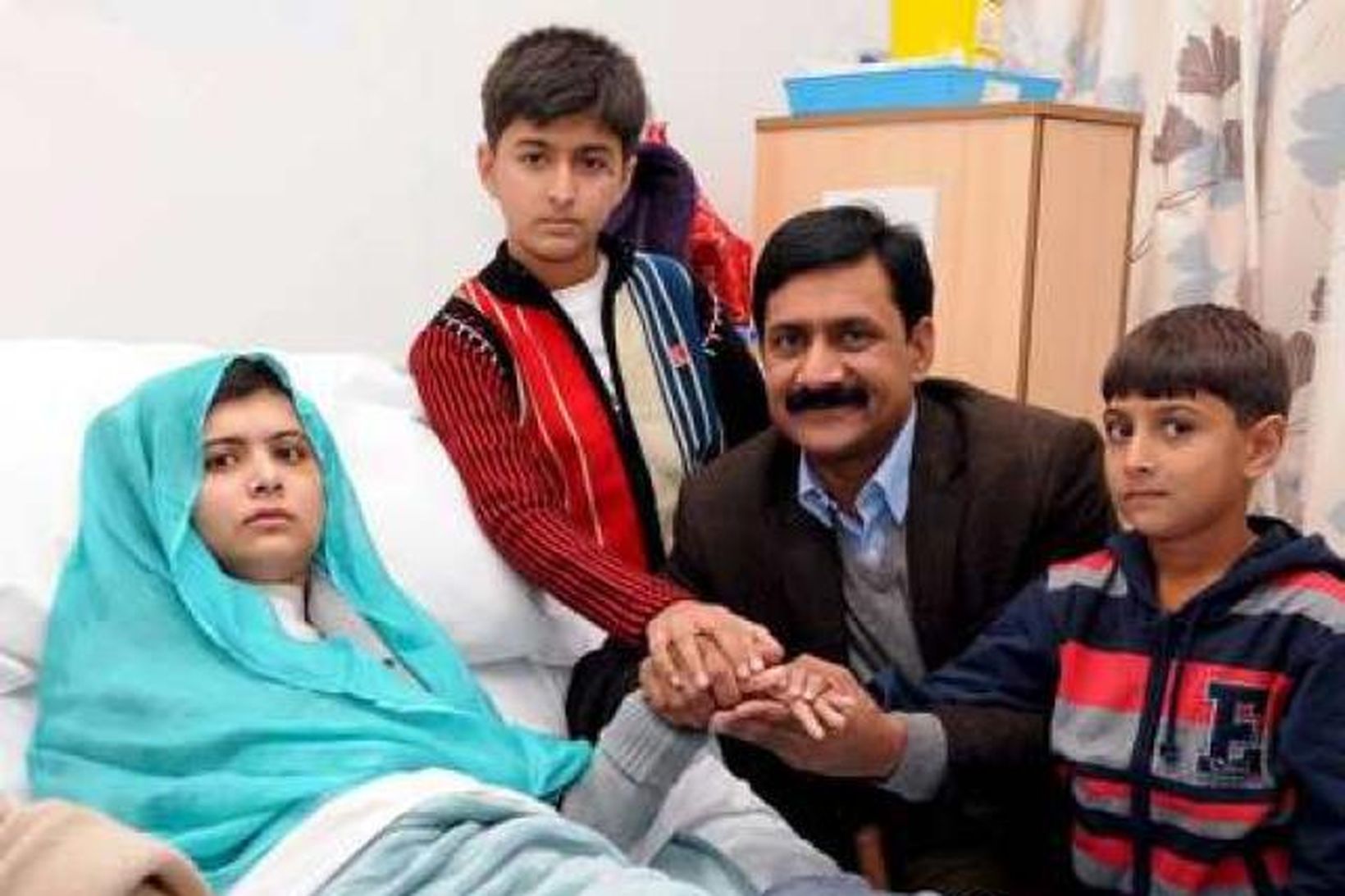 Malala Yousafzai liggur á sjúkrahúsi í Birmingham. Á myndinni eru …