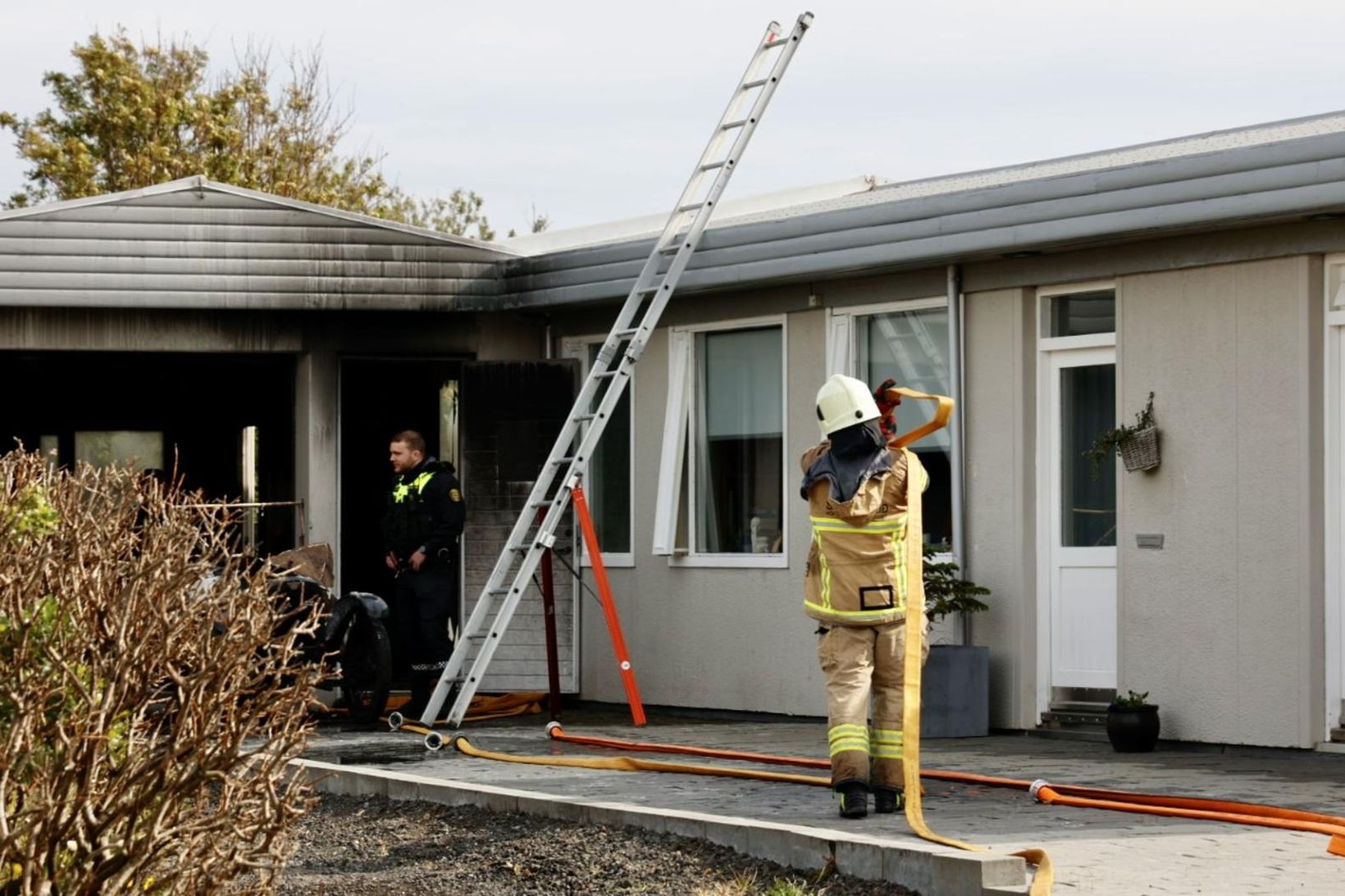 Bílskúr á Álftanesi er illa farinn eftir bruna í dag.