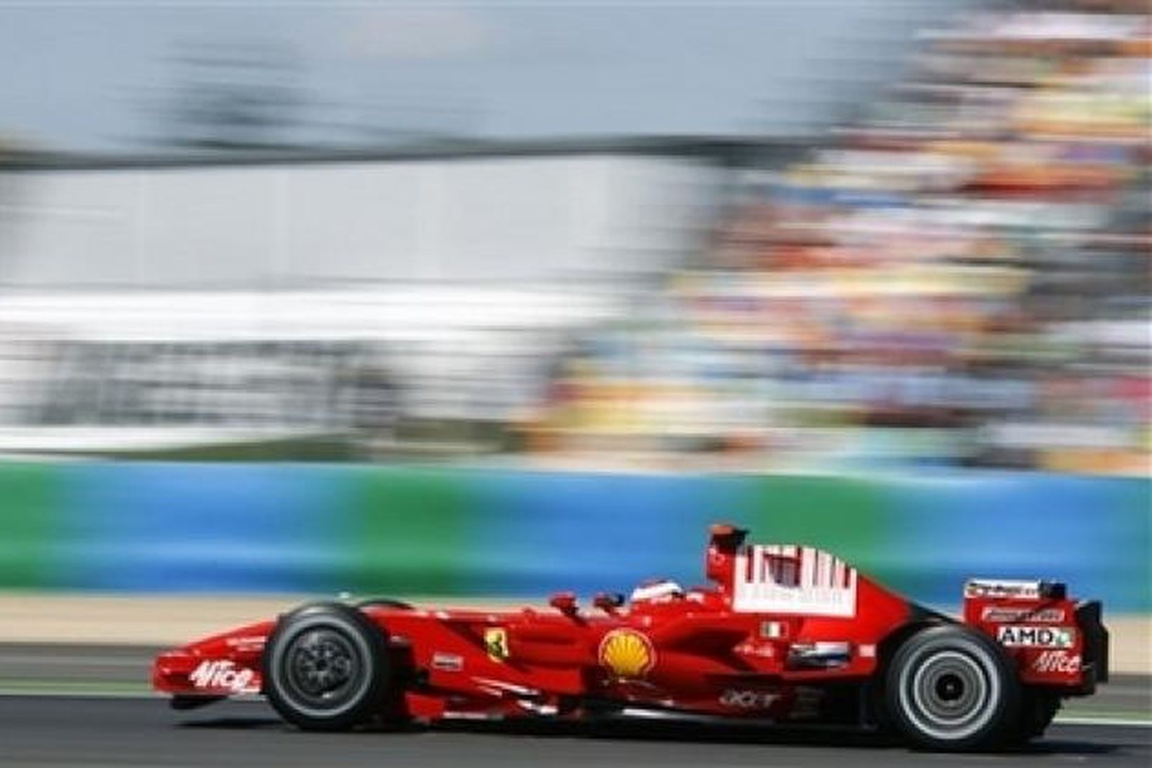 Räikkönen á fleygi ferð í Magny-Cours.