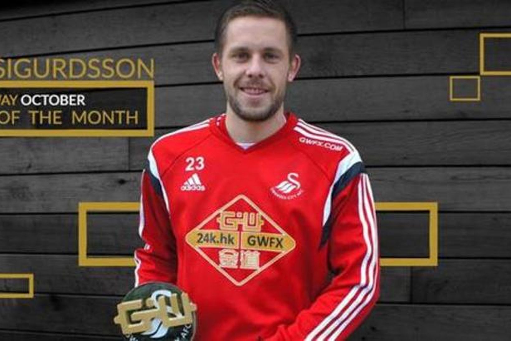 Gylfi Þór Sigurðsson með viðurkenninguna.