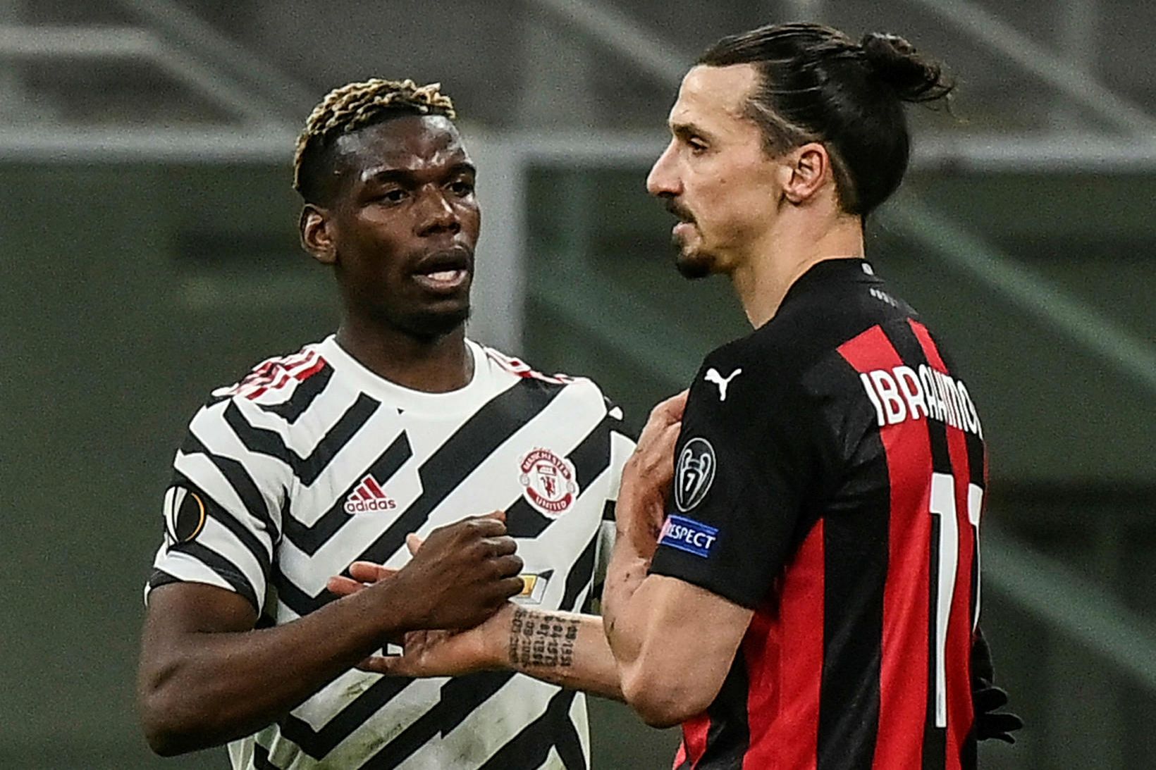 Paul Pogba og Zlatan Ibrahimovic skiptust á treyjum eftir leikinn …