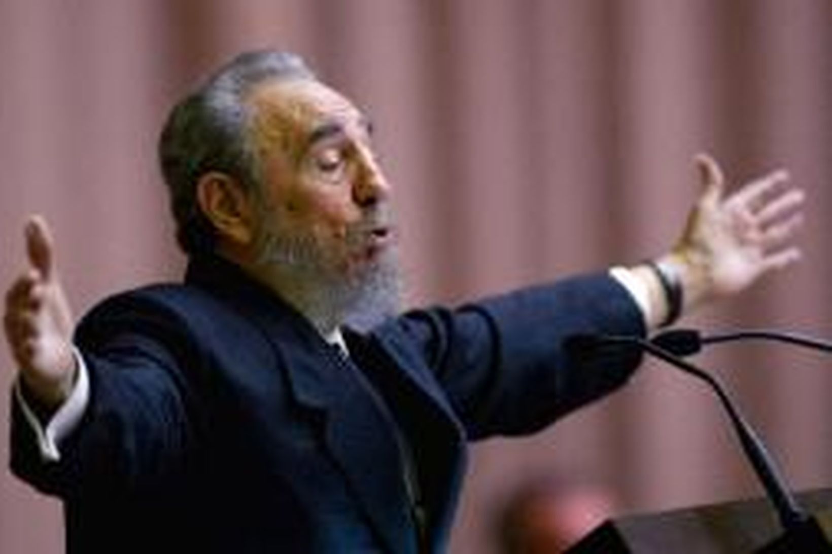 Fidel Castro baðar út höndum til að leggja áherslu á …