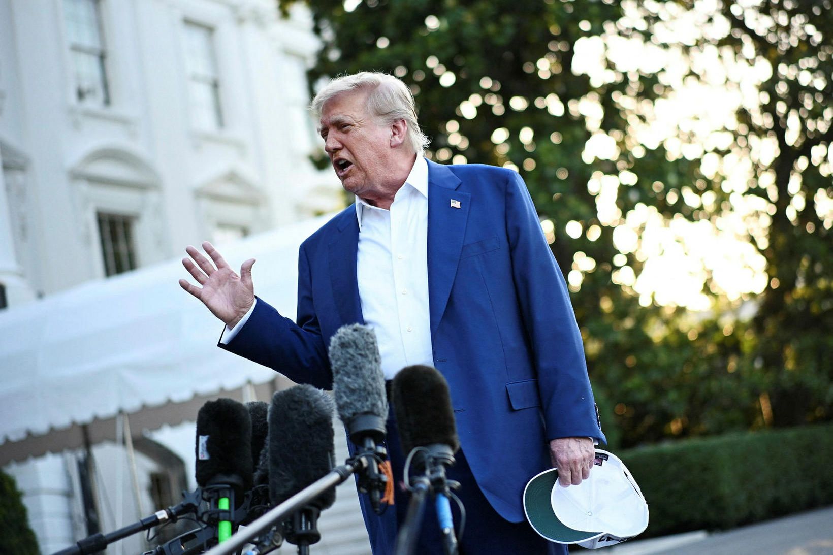 Donald Trump Bandaríkjaforseti fyrir framan Hvíta húsið í Washington-borg áður …