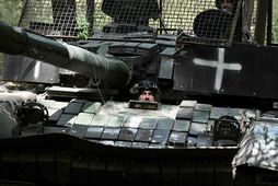 Úkraínskur hermaður í T-72-skriðdreka á ónefndum stað í Donetsk-héraði í gær.