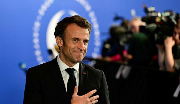 Macron floginn á brott