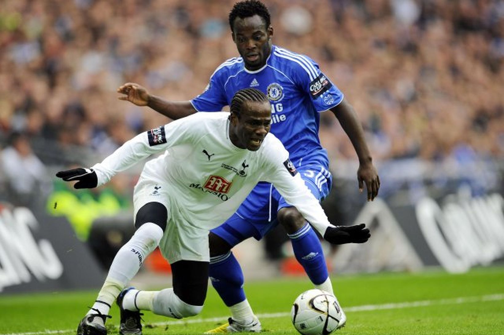 Pascal Chimbonda, hvítur, er á leið í búning Tottenham á …