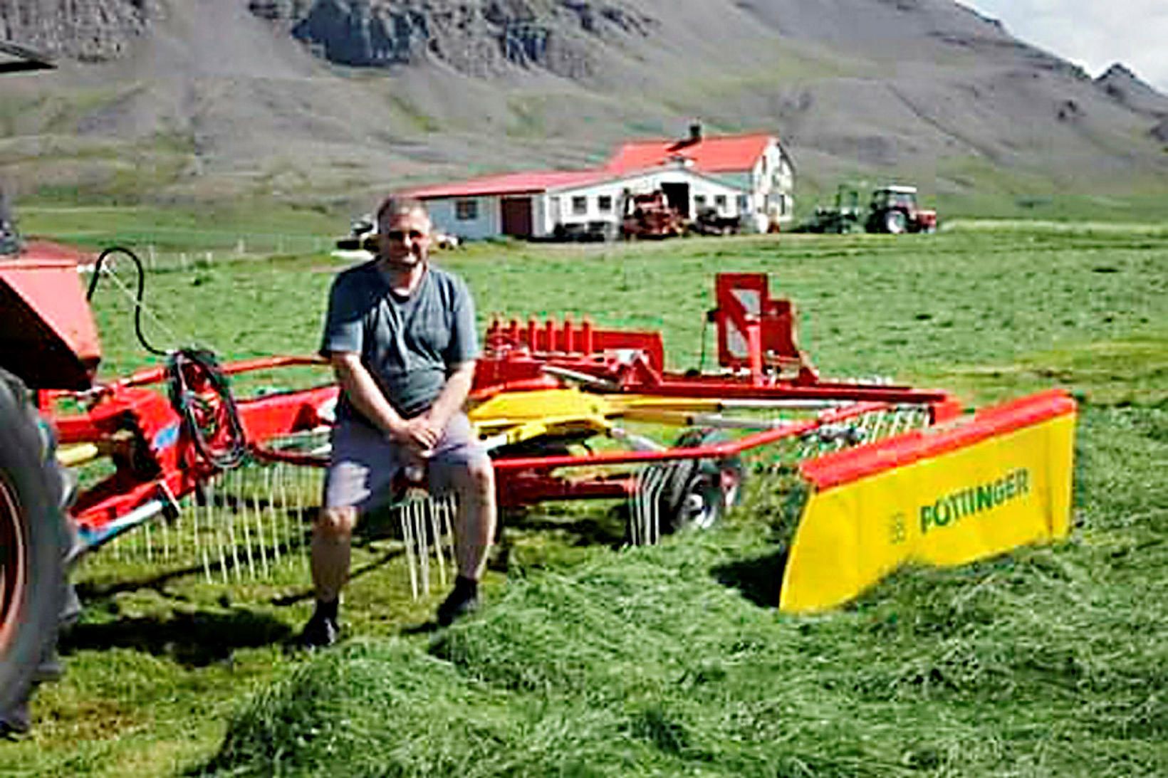 Loðna og landbúnaður. Arnar Eysteinsson við heyskap heima í Stórholti.