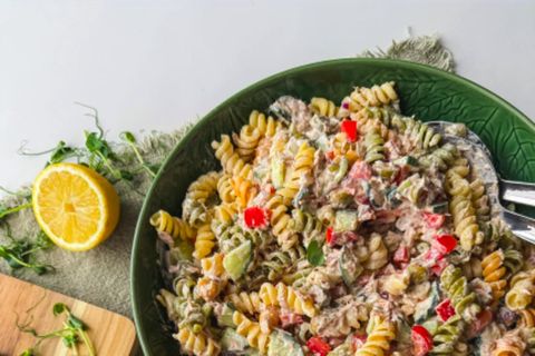 Þetta pastasalat lítur vel út og er bæði bragðgott og próteinríkt.