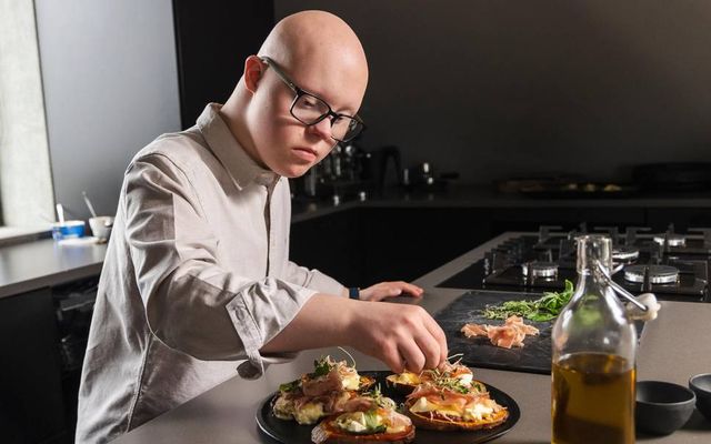 Nói Sær Guðmundsson eyðir ófáum stundum í eldhúsinu heima hjá sér á Eyrarbakka að elda …