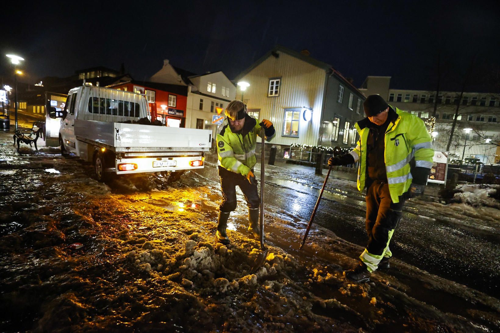 Mikið er um að vera hjá viðbragðsaðilum vegna asahláku um …