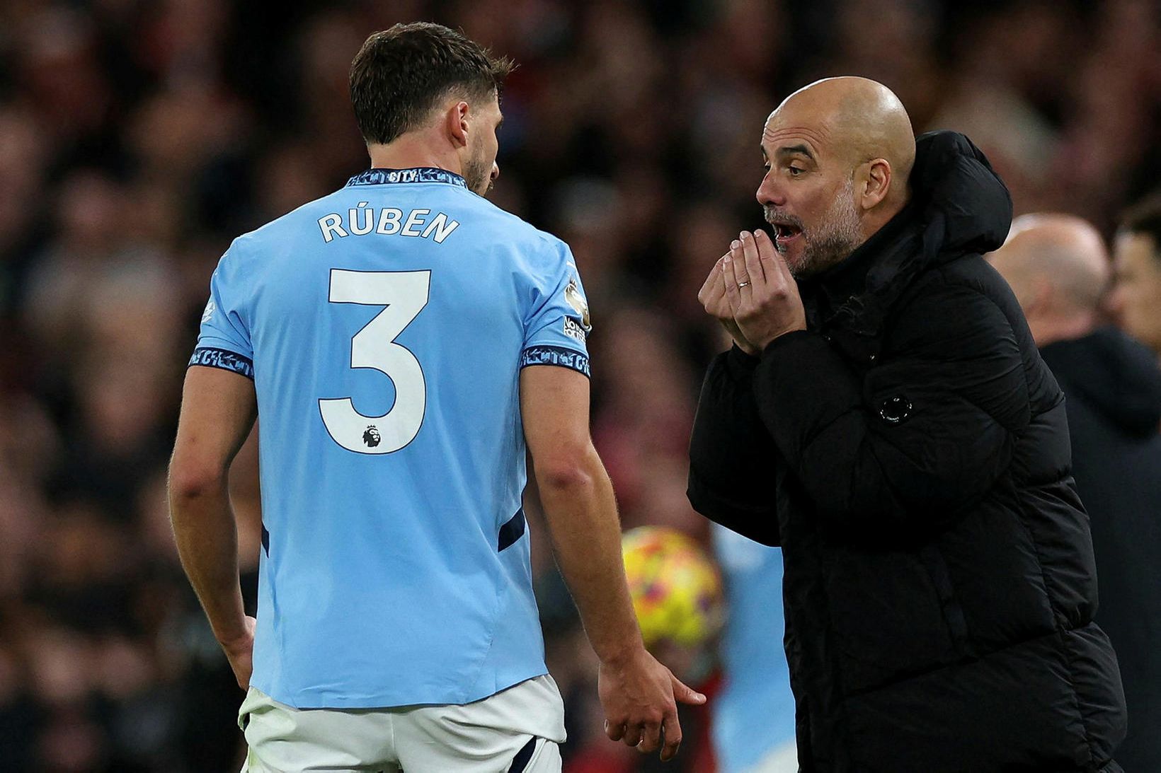 Rúben Dias og Pep Guardiola ræða saman.