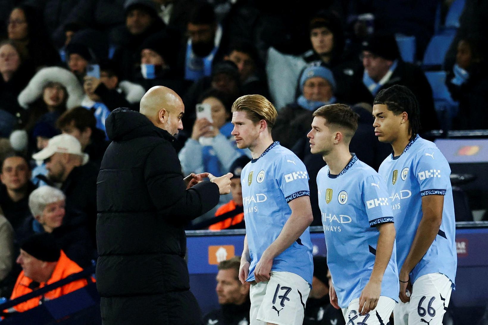 Pep Guardiola gefur sínum mönnum fyrirskipanir á hliðarlínunni í kvöld.