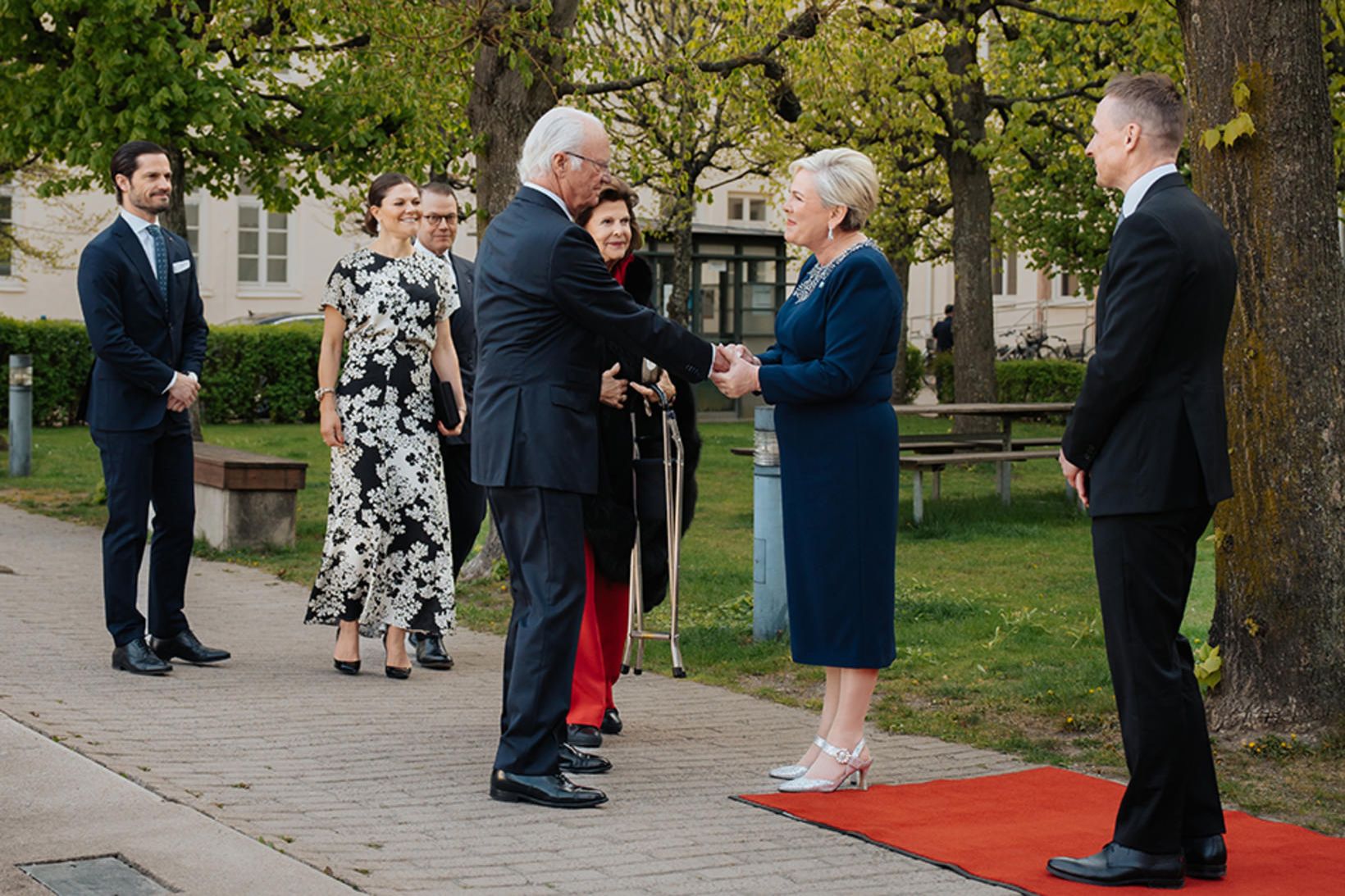 Halla tekur á móti Karli Gústaf Svíakonungi.