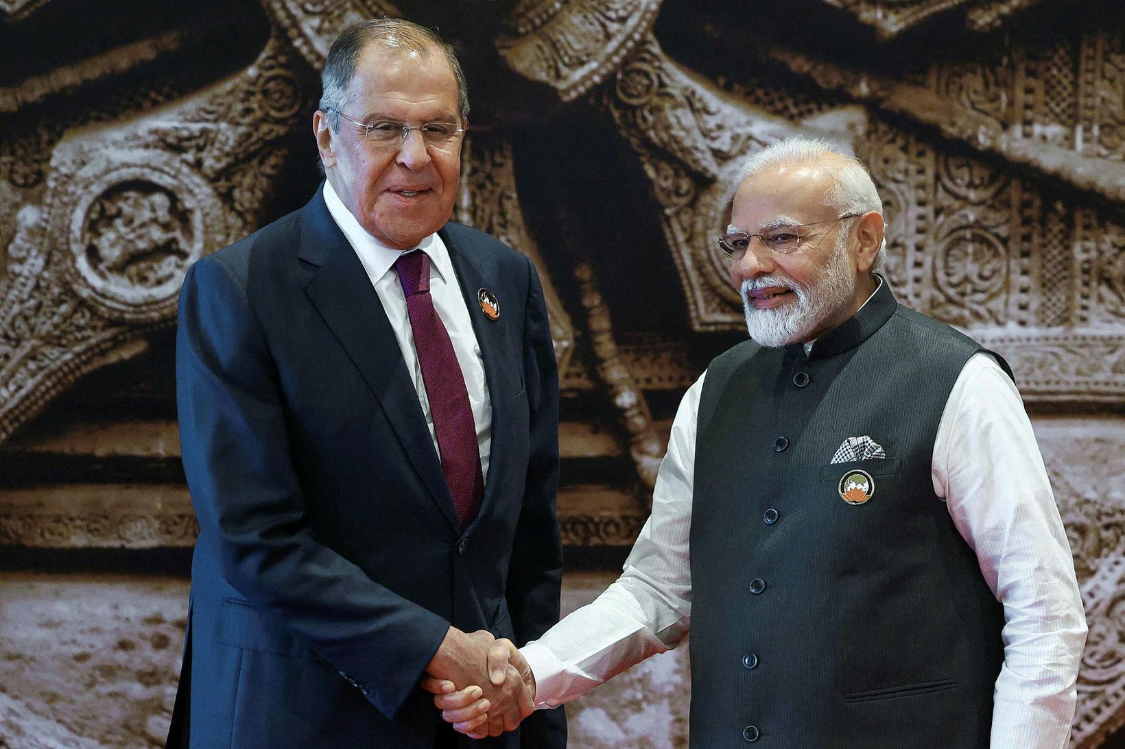 Sergei Lavrov, utanríkisráðherra Rússlands, tekur í höndina á Narendra Modi, …