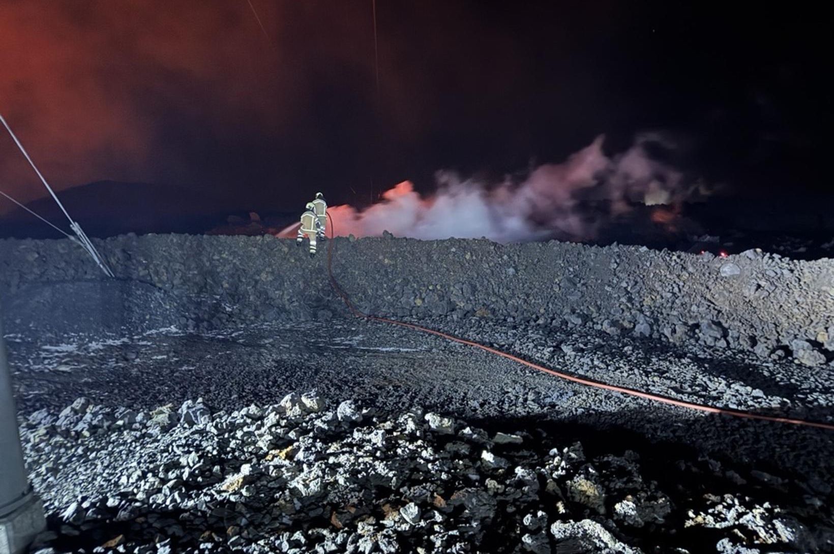 Tókst að stöðva rennslið við rafmagnsmastrið 