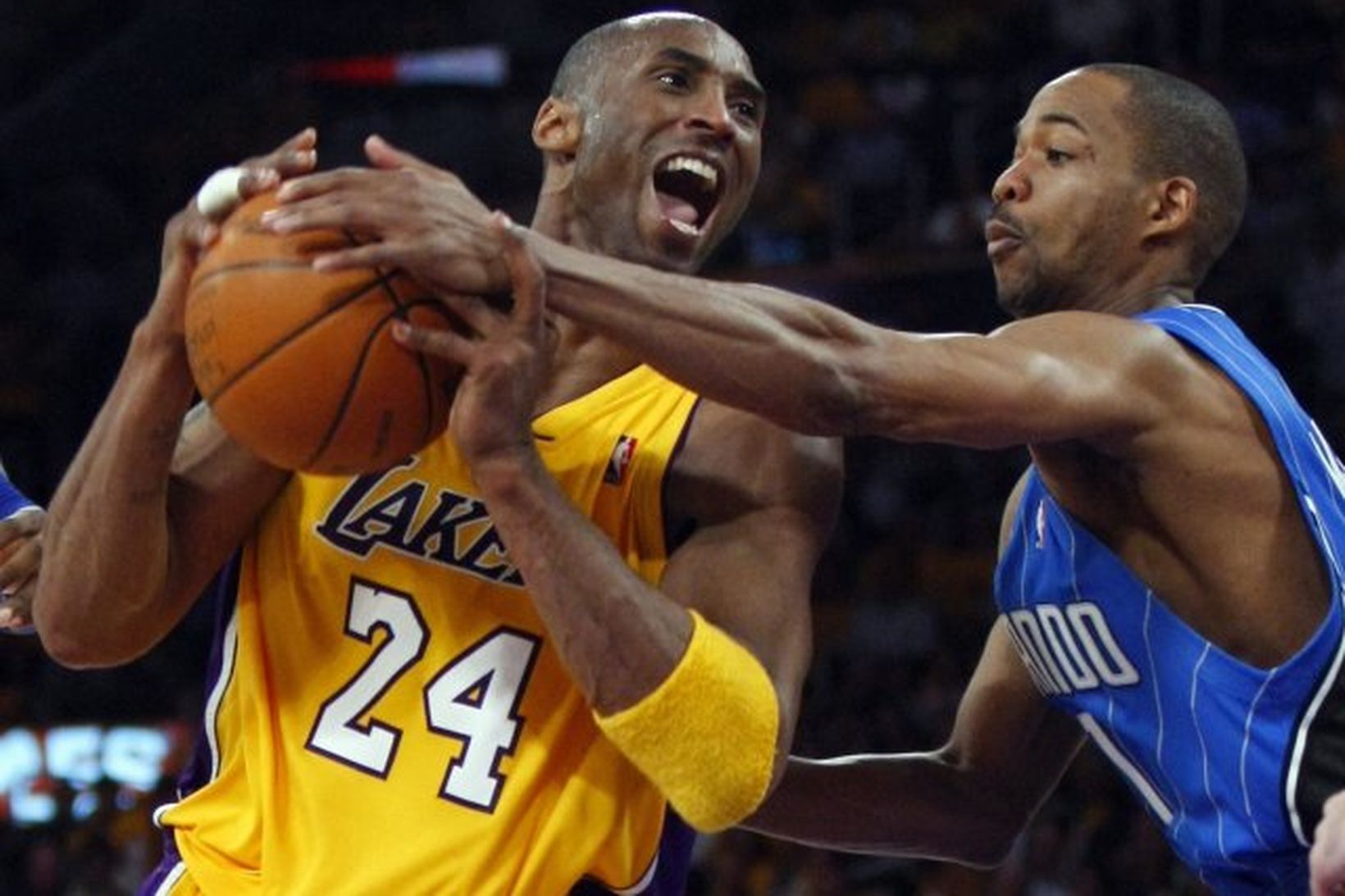 Rafer Alston hjá Orlando stöðvar Kobe Bryant í leiknum í …