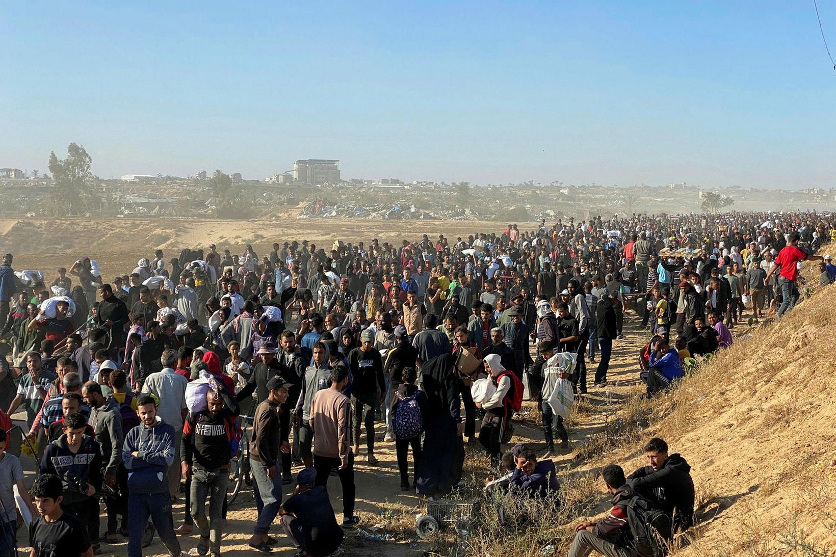 Palestínumenn á flótta undan árásum Ísraelshers.