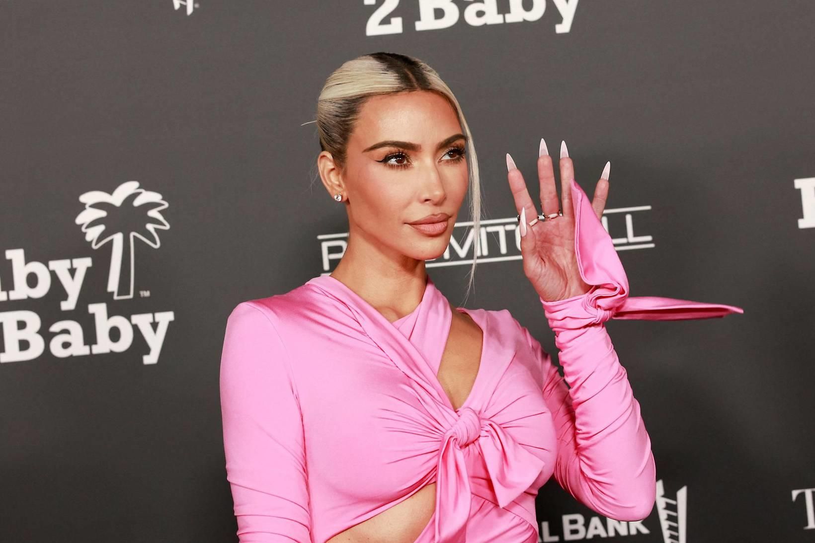 Kim Kardashian festi kaup á krossinum og greiddi fyrir hann …