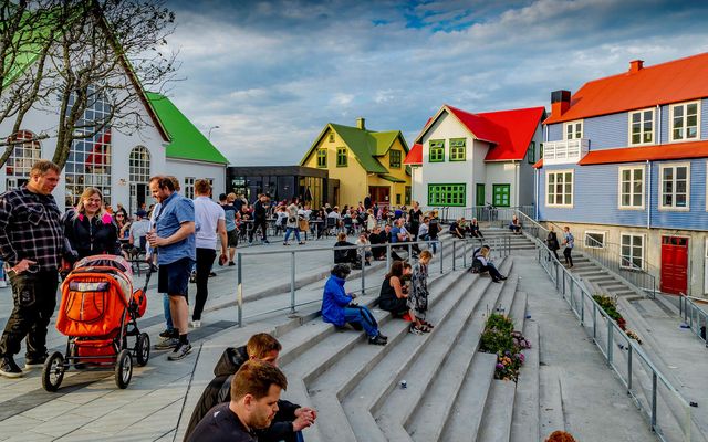 Það er litríkt mannlíf sem tekur á móti K100 í Miðbæ Selfoss.
