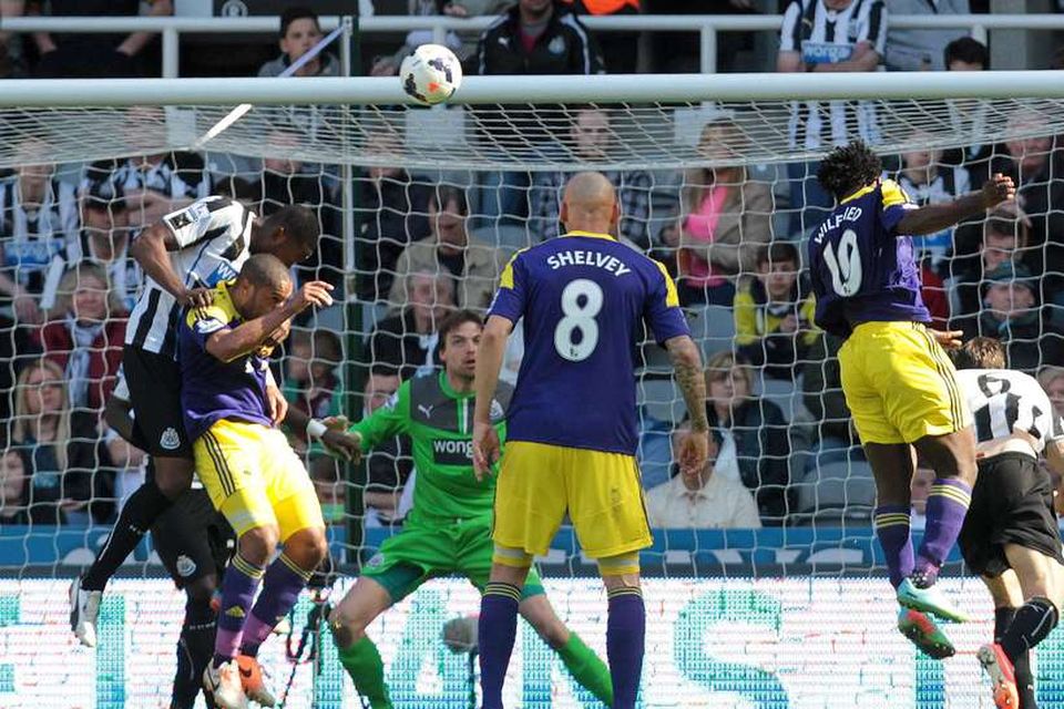 Wilfried Bony skorar jöfnunarmark Swansea gegn Newcastle með skalla.
