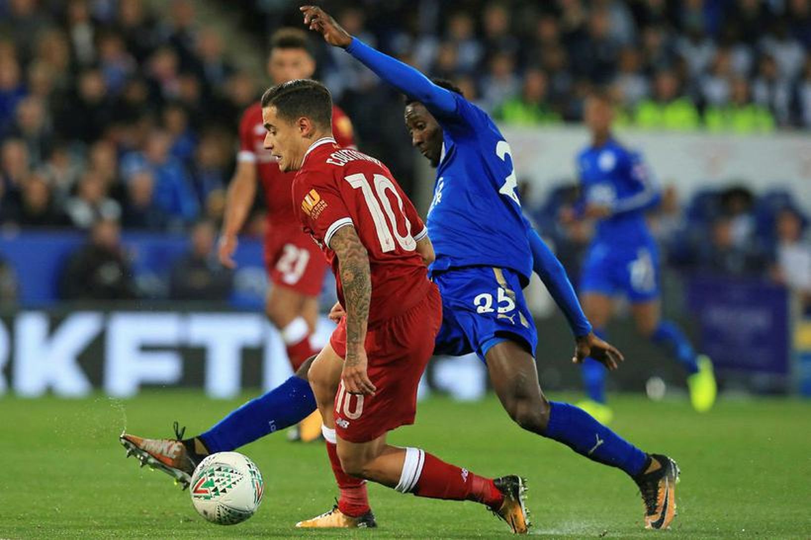 Philippe Coutinho með boltann í leiknum gegn Leicester í kvöld.
