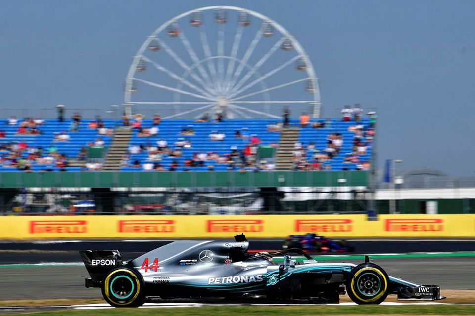 Lewis Hamilton á fyrstu æfingu keppnishelgarinnar í Silverstone.