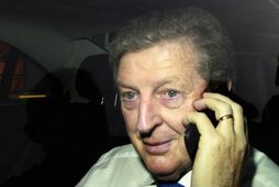 Roy Hodgson í símanum fyrir utan Wembley-leikvanginn í dag.