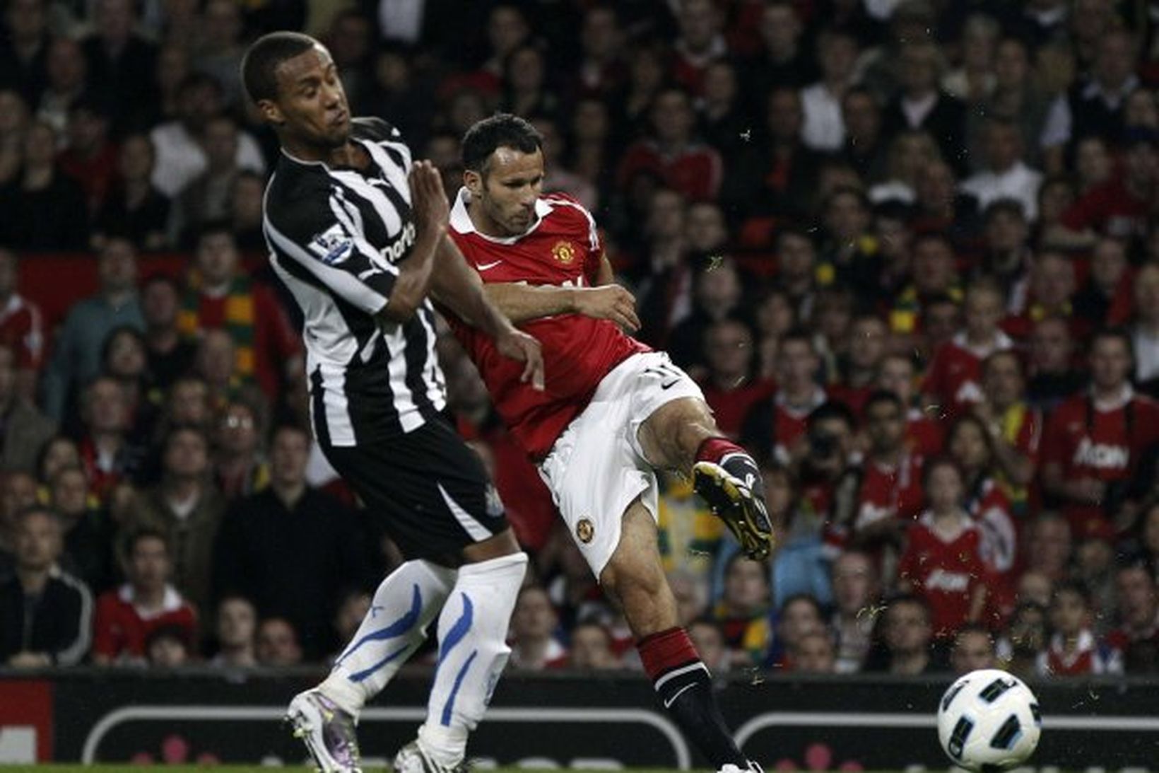 Ryan Giggs innsiglar 3:0 sigur Manchester United gegn Newcastle.