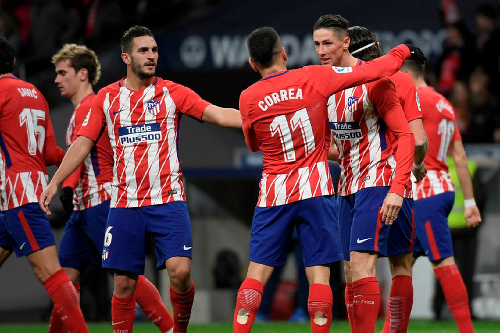 Leikmenn Atlético Madrid fagna marki Torres í gærkvöld.