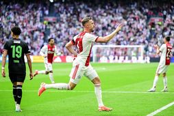 Jordan Henderson fagnar marki í leik með Ajax í vor.
