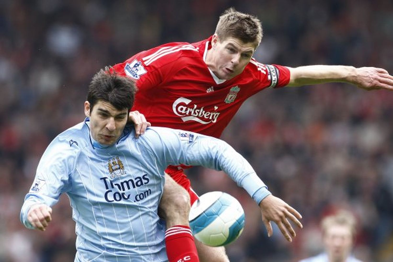 Steven Gerrard, fyrirliði Liverpool, og Vedran Corluka eigast við í …