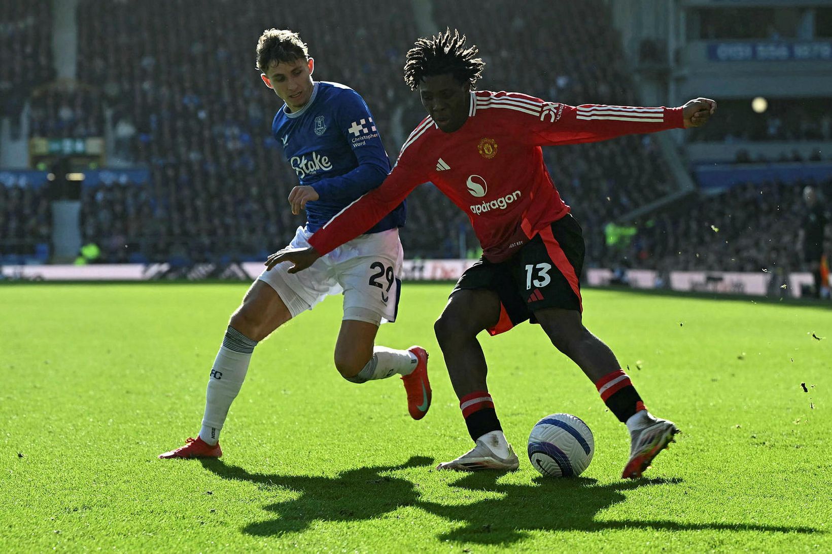 Patrick Dorgu í United með boltann. Jesper Lindström verst.