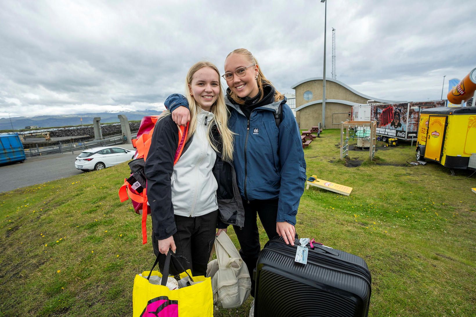 Hrafnhildur Karen Hauksdóttir og Telma Þorvaldsdóttir brostu sínu breiðasta þrátt …