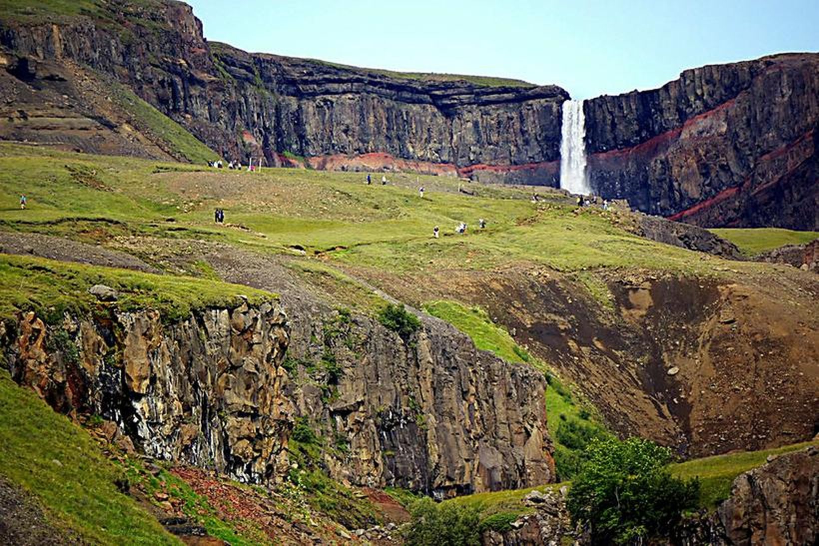 Hengifoss er vinsæll viðkomustaður ferðamanna.