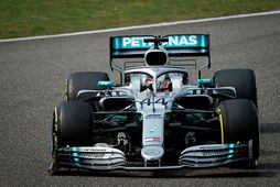 Lewis Hamilton á Mercedesbílnum í Sjanghæ í dag.