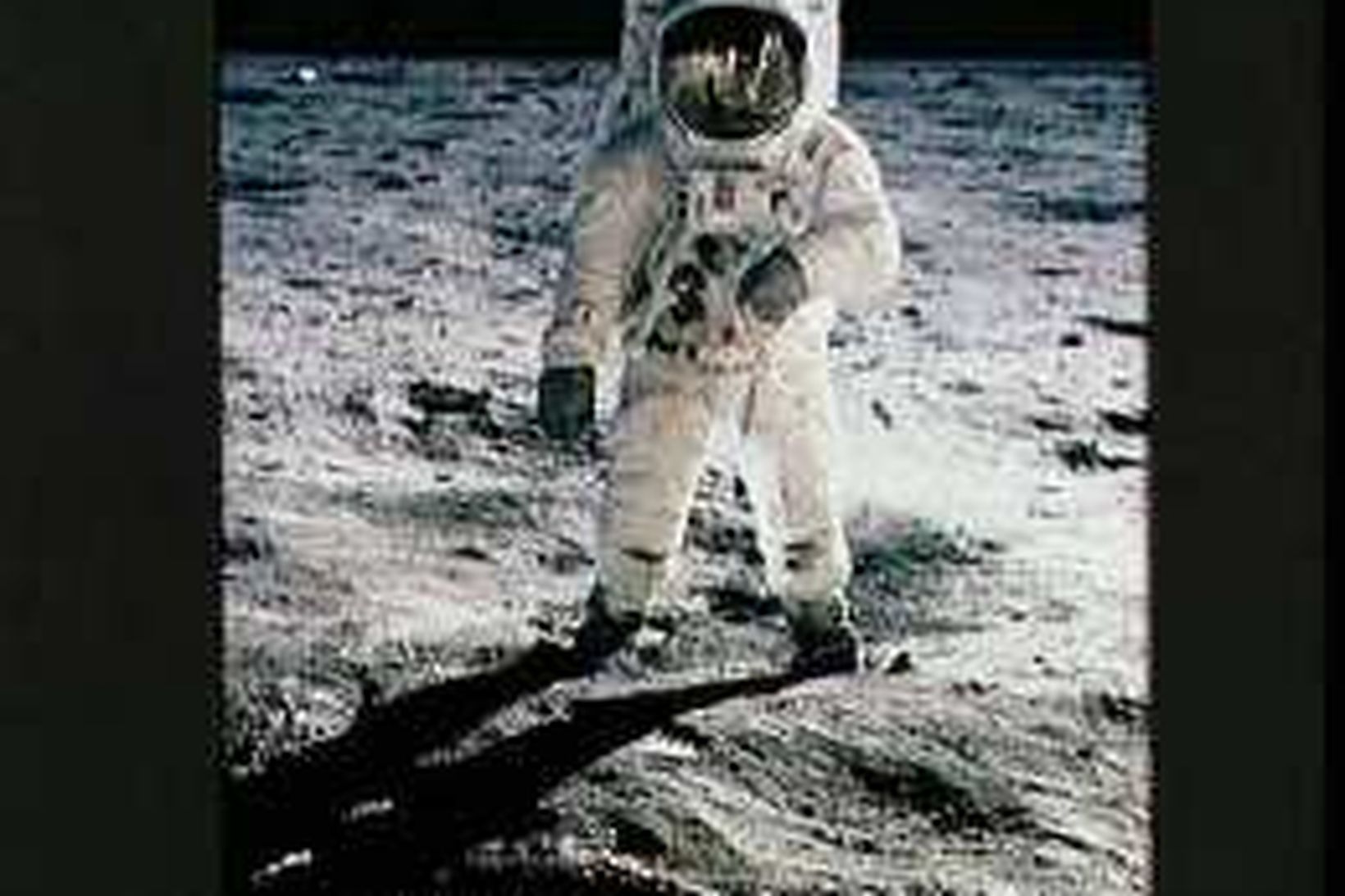 Neil Armstrong gengur um á tunglinu 20. júlí 1969. MIkil …