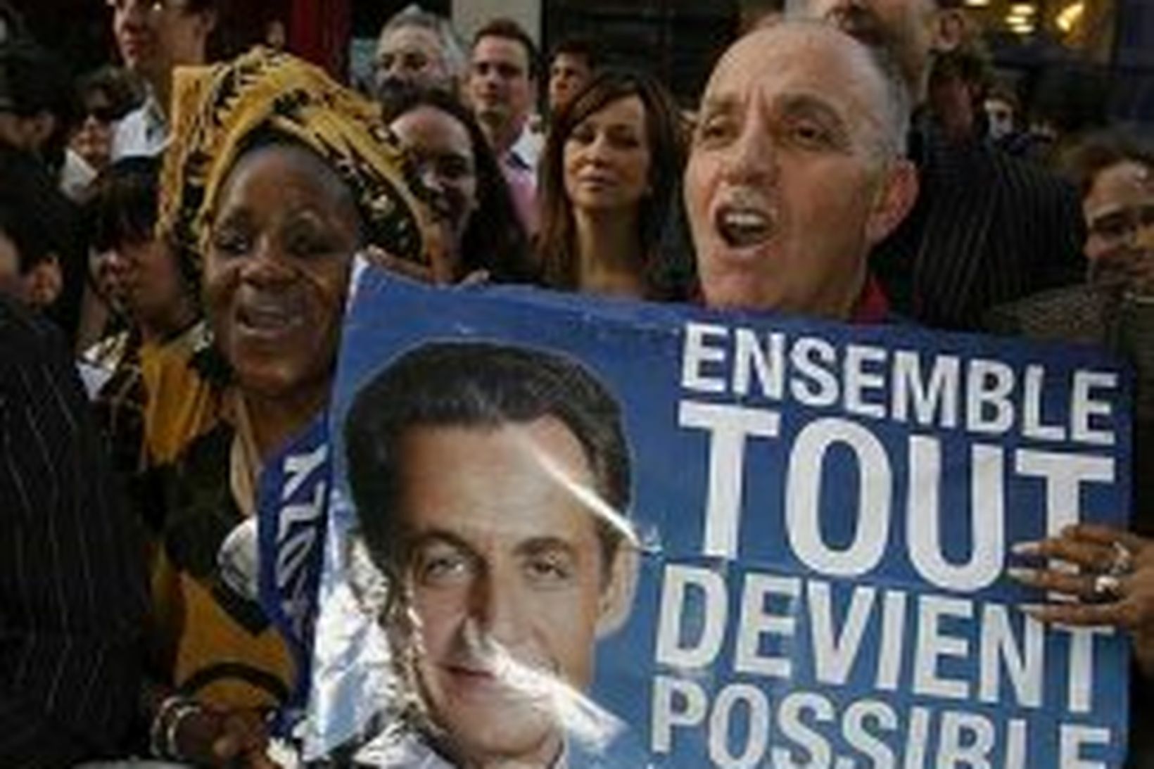 Stuðningsmenn Nicolas Sarkozy fagna í París í kvöld.