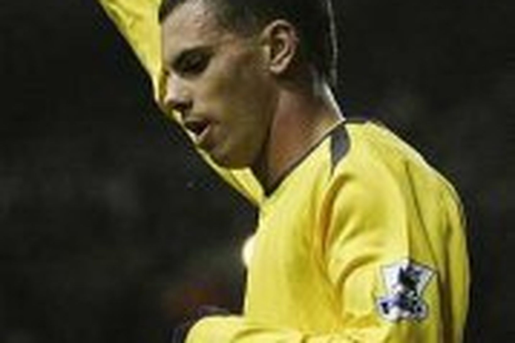 Jeremie Aliadiere fagnar hér maki sínu gegn Liverpool í deildabikarnum.