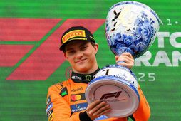 Oscar Piastri fagnar sigrinum á Zandvoort kappakstursbrautinni í dag.