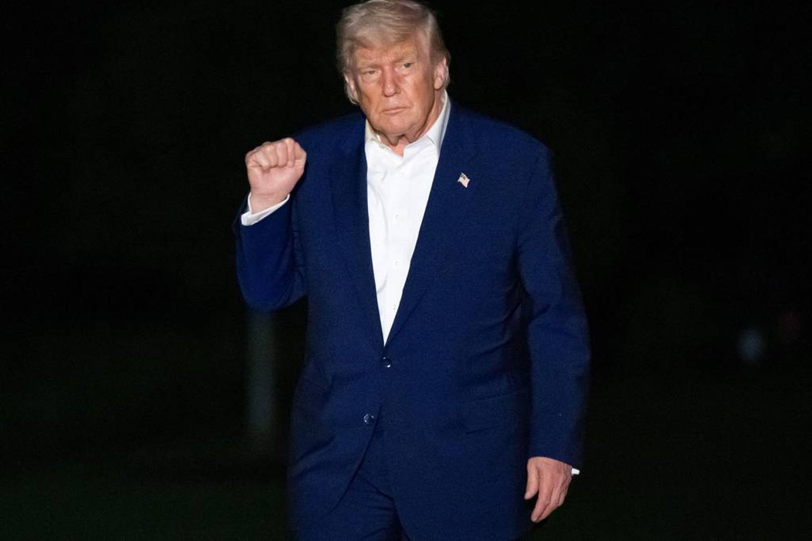 Tollarnir og Donald Trump, hér vígreifur með hnefa á lofti.