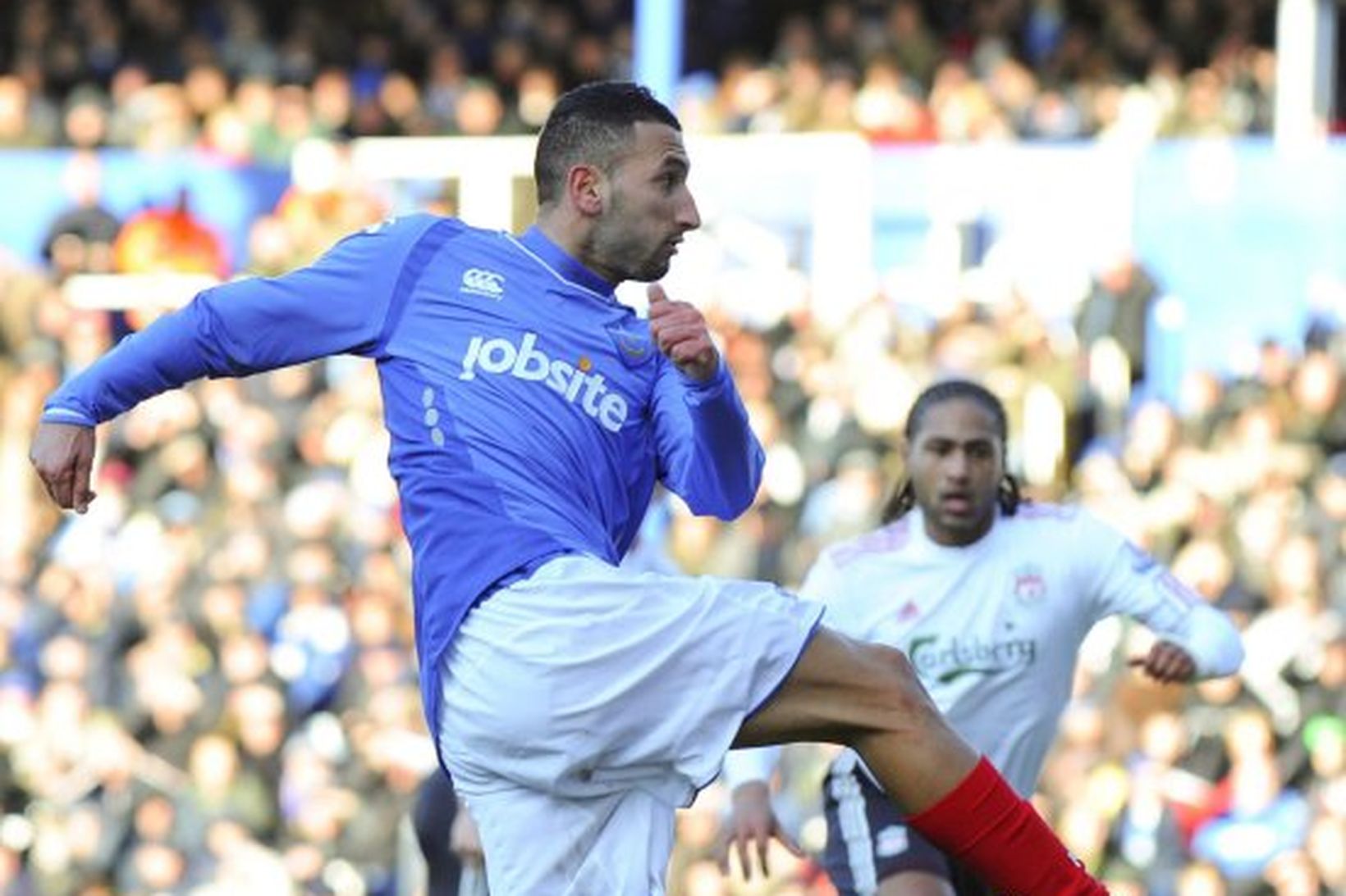 Nadir Belhadj kemur hér Portsmouth í 1:0.