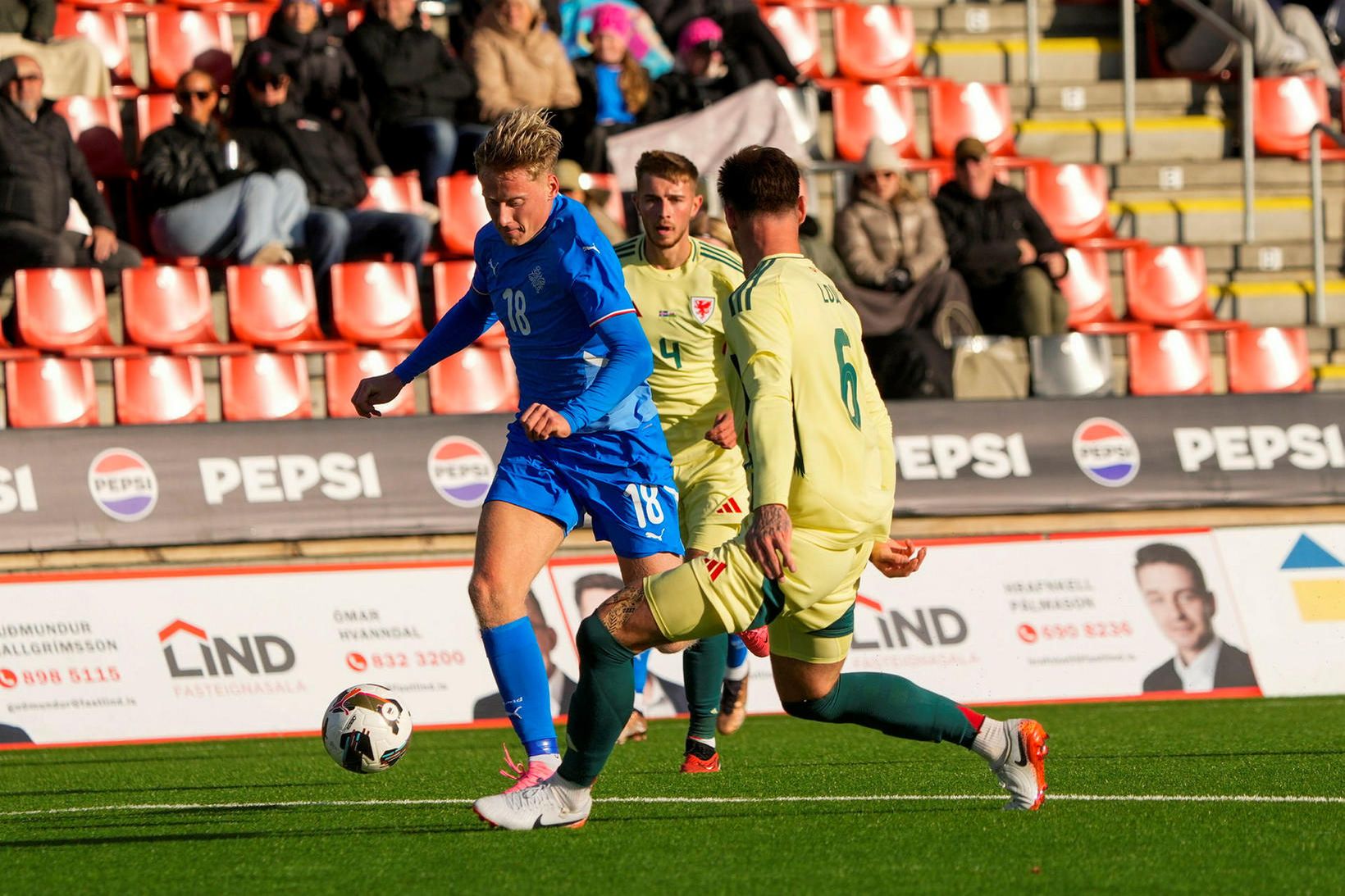 Hilmir Rafn Mikaelsson sækir að marki Wales með íslenska 21-árs …