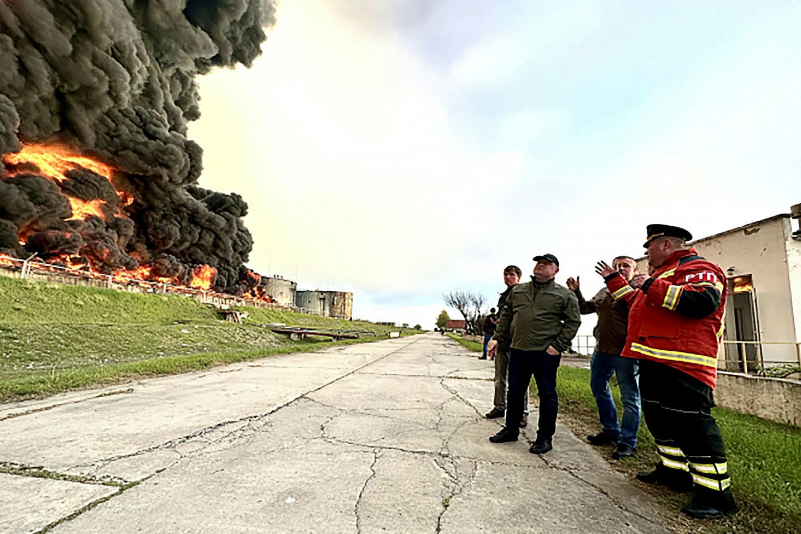 Stórbruni er í borginni Sevastopol á Krímskaga.